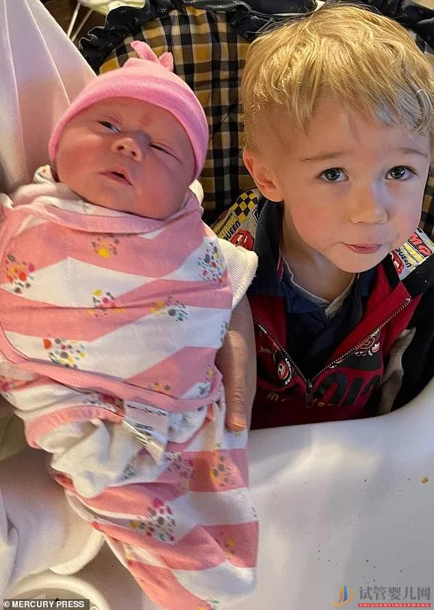 常被誤認(rèn)為奶奶,53歲華人單親媽媽,試管生下白人“雙胞胎”寶寶(單親媽媽能不能做試管嬰兒)多囊卵巢能懷上孩子嗎(圖2) 常被誤認(rèn)為奶奶,53歲華人單親媽媽,試管生下白人“雙胞胎”寶寶(圖2)