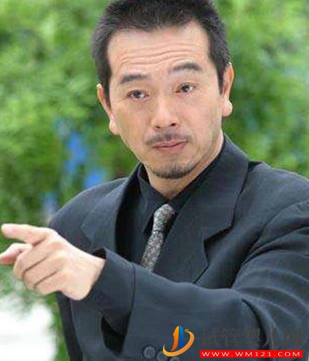 長得帥氣又專情，寵圈外老婆20年，今試管生的兒子繼承爸爸顏值(圖1)