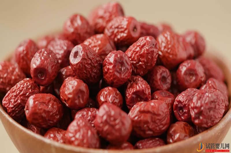 黑豆桂圓紅棗湯的營養價值 用醋泡黑豆能治白發嗎(圖1)