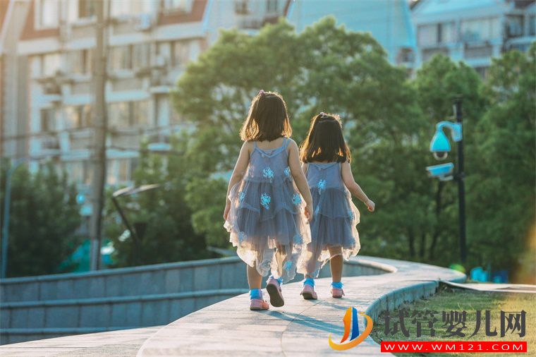 懷雙胞胎真的毫無征兆嗎？研究表明：所有同卵雙胞胎似乎都有這一神秘特征(圖1)