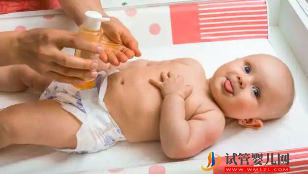 給寶寶按摩，幫助他們睡得更好！就是這樣(圖2)