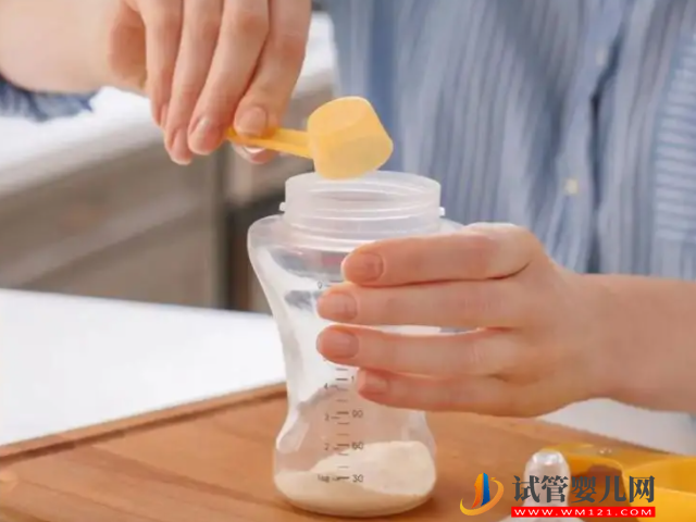 0-6個月寶寶吃奶粉量有標準，這兩個計算公式很實用(圖1)